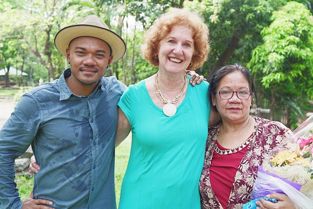 
Joel, b&agrave; Jolie v&agrave; mẹ ruột Joel. (Ảnh: joeldecarteret)
