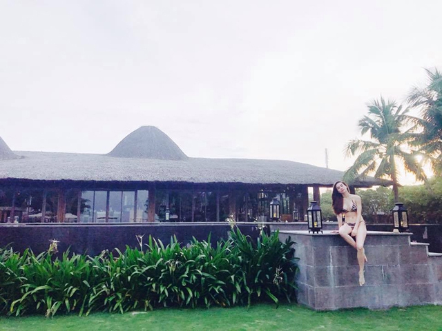 
Nữ ca sĩ tự tin phô diễn đường cong cơ thể khi diện bikini thả dáng trong không gian xanh mướt của khu resort.
