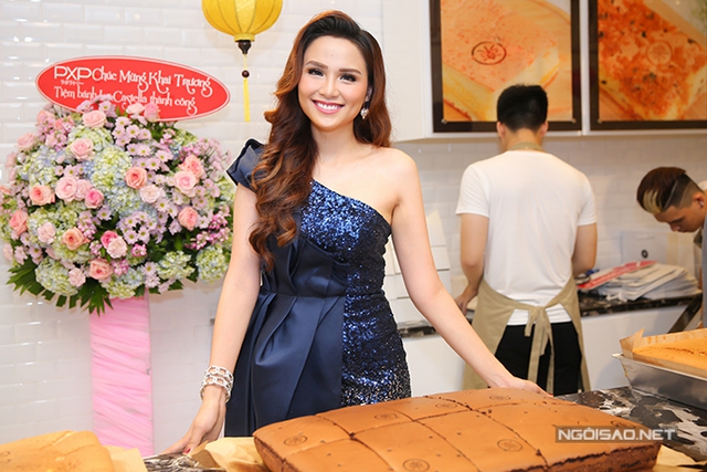 
Diễm Hương diện bộ đầm xanh lệch vai trong buổi khai trương cửa hàng bánh thứ hai ở TP HCM.
