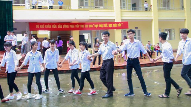 Thầy tr&ograve; trong v&ograve;ng tay nhau.