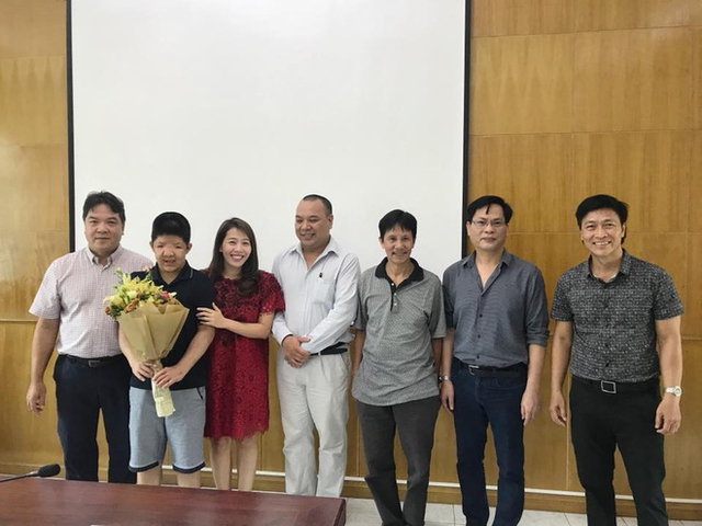
Bôm - Nguyễn Anh Tuấn chụp hình cùng với các thầy giáo của mình tại Học viện Âm nhạc Quốc gia.
