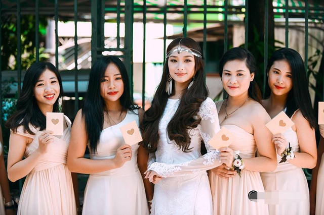 
Trong khi Do&atilde;n Quốc Đam kh&ocirc;ng chia sẻ bất cứ h&igrave;nh ảnh n&agrave;o chụp chung với vợ tr&ecirc;n trang c&aacute; nh&acirc;n th&igrave; Thu Thảo thi thoảng khoe một số khoảnh khắc t&igrave;nh tứ của hai người.
