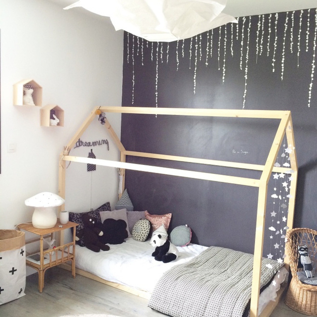 Dành chút thời gian trang trí họa tiết lên phần tường đặt giường tạo điểm nhấn đáng yêu, cá tính cho không gian của bé.