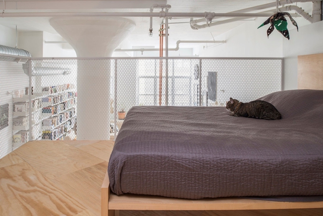 Giường ngủ được đưa lên gác xép để tận dụng trần cao của căn hộ nhằm tiết kiệm không gian.