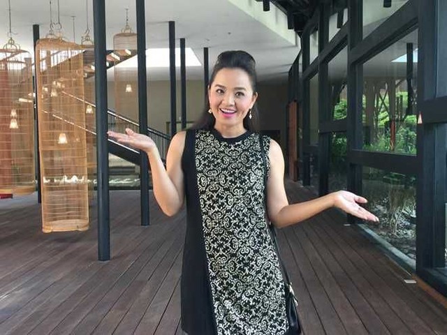 
Hiện tại, nữ diễn vi&ecirc;n đ&atilde; lấy lại được c&acirc;n bằng sau nhiều s&oacute;ng gi&oacute; h&ocirc;n nh&acirc;n.
