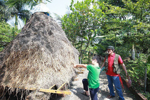 Nhắc đến hình ảnh làng quê, Giang còi nhớ ngay đến hình tượng đụn rơm trước nhà rất đỗi thân thuộc với anh suốt thời thơ ấu đi sơ tán qua những miền quê phía Bắc. Đụn rơm khô cũng được anh dùng đun bếp củi cho những ngày đông lạnh giá trong căn nhà nhỏ ven hồ.