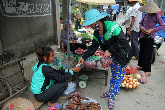 Chợ chiều bán thịt chuột luôn đông khách.