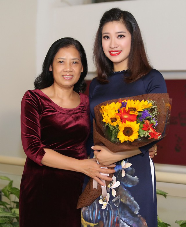 Mẹ không bỏ lỡ buổi biểu diễn nào của hai chị em.