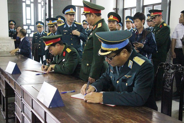 Đồng đội x&uacute;c động ghi sổ tang.