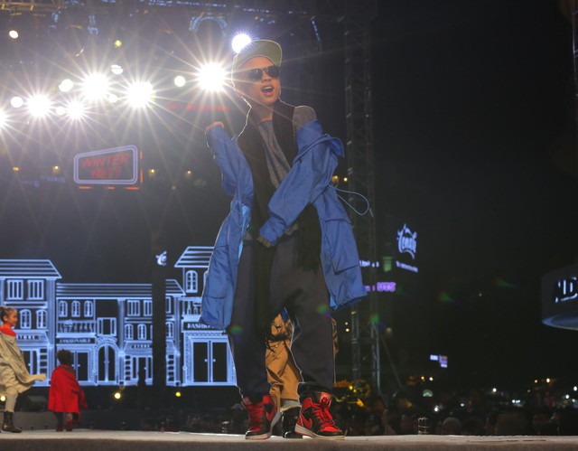 Có thể nói, BST “Urban Cool”mang đậm chất thời trang âm nhạc đường phố với áo khoác gió dáng dài và kiểu quần quần thụng còn dành cho giới trẻ.