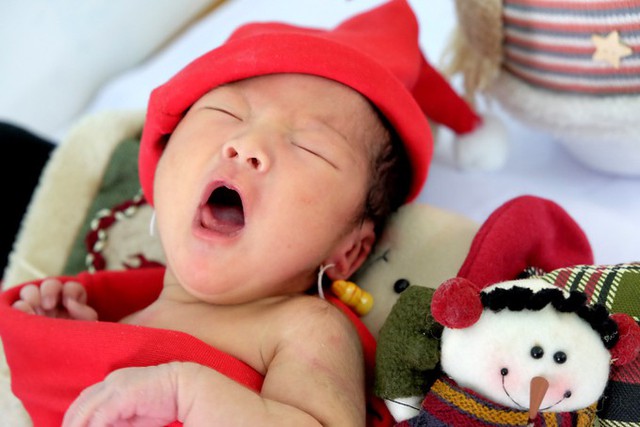 Một nữ điều dưỡng cho biết mẹ b&eacute; c&ugrave;ng bạn trai (cũng l&agrave; bố b&eacute;) đến bệnh viện sinh, xuất viện được hai ng&agrave;y th&igrave; &ocirc;m con trở lại để cho với l&yacute; do kh&ocirc;ng thể tiếp tục nu&ocirc;i con. Nh&igrave;n con b&eacute; bị bỏ lại, ch&uacute;ng t&ocirc;i kh&ocirc;ng cầm được nước mắt.