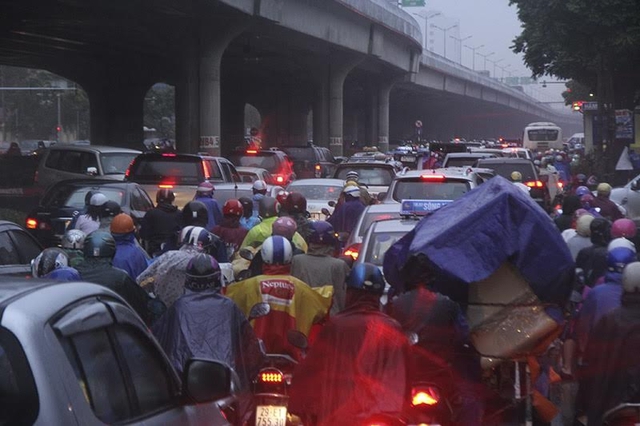 17h45, đường Khuất Duy Tiến tắc nghẹt thở