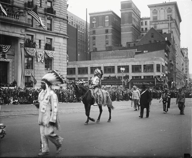 
Hình ảnh buổi diễu hành trong lễ nhậm chức Tổng thống Franklin Roosevelt. Từ thời điểm này, lễ nhậm chức của Tổng thống sẽ được đẩy lên tháng 1, thay vì tháng 3 như trước đây.
