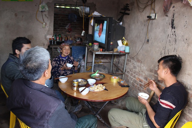 Những ngày giáp Tết, sinh hoạt của gia đình ông Giáp, bà Thanh hầu như đều ở căn nhà nhỏ cạnh vườn cây