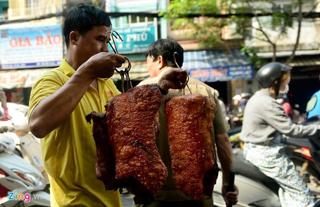 Không chỉ bán tại chỗ, nhân viên các tiệm heo quay còn chuyển hàng đến các chợ, địa điểm khác để bán.