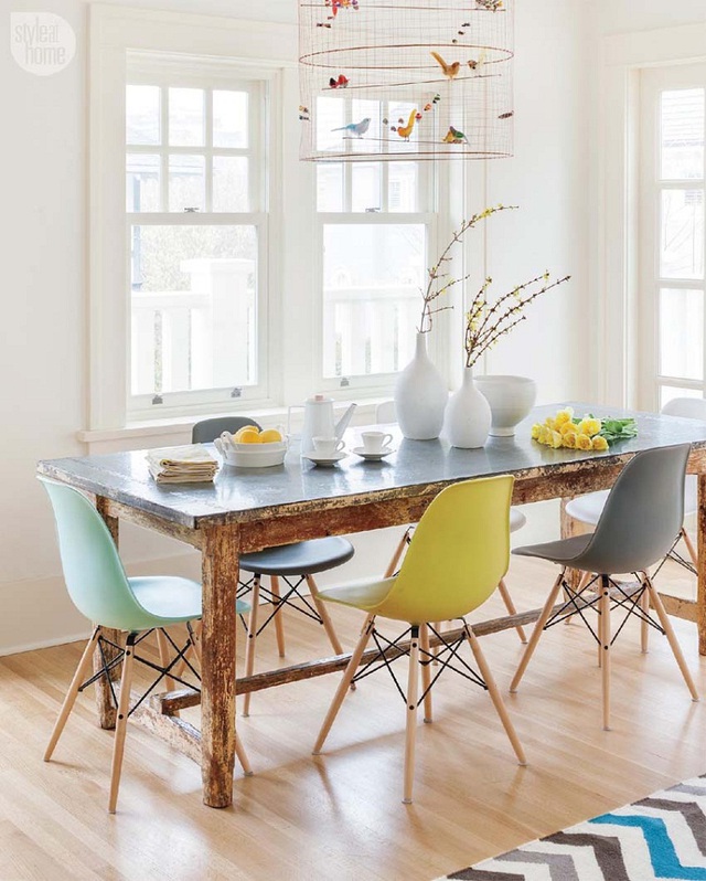 Màu sắc tươi mát của những chiếc ghế góp phần không nhỏ cho góc dùng bữa của gia đình thêm phần sinh động.
