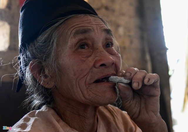 Cụ Biện cho biết m&igrave;nh đ&atilde; ăn đất từ thời con g&aacute;i. C&aacute;c cụ ng&agrave;y xưa n&oacute;i ăn đất n&agrave;y c&oacute; nhiều t&aacute;c dụng, đặc biệt l&agrave; với phụ nữ mang thai. Sau n&agrave;y, mỗi khi c&oacute; bầu, cụ b&agrave; đều bảo cụ &ocirc;ng đi lấy đất để ăn. Ăn nhiều n&ecirc;n cụ nghiện đến tận b&acirc;y giờ.