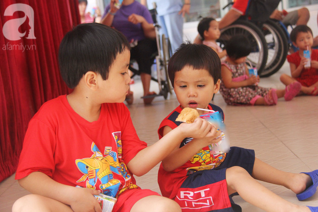 Vào trung tâm, hai đứa trẻ vẫn chăm sóc chu đáo nhau như thế này