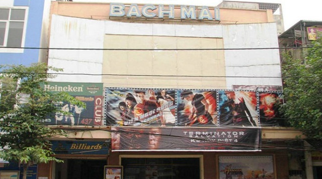 

 

Vẫn là số 437 Bạch Mai, nhưng giờ “dấu xưa” của rạp chiếu phim từng nườm nượp người vào ra không còn chút gì lưu lại, thay vào đó là một quán ăn nhanh mang thương hiệu nước ngoài.


