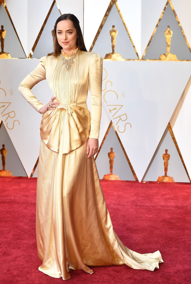 
Mỹ nhân 50 sắc thái, Dakota Johnson, chọn mẫu thiết kế kín cổng cao tường của nhà mốt Gucci cho sự kiện Oscar.
