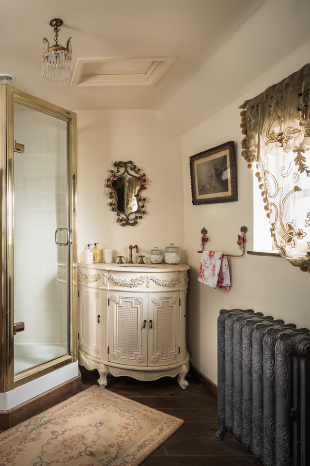 Dễ thấy nhất và cũng lôi cuốn nhất chính là những món đồ cổ trong ngôi nhà này. Ví dụ như chiếc khung gương uốn lượn, hay bệ bồn rửa với hoa văn cầu kỳ trong phòng tắm.