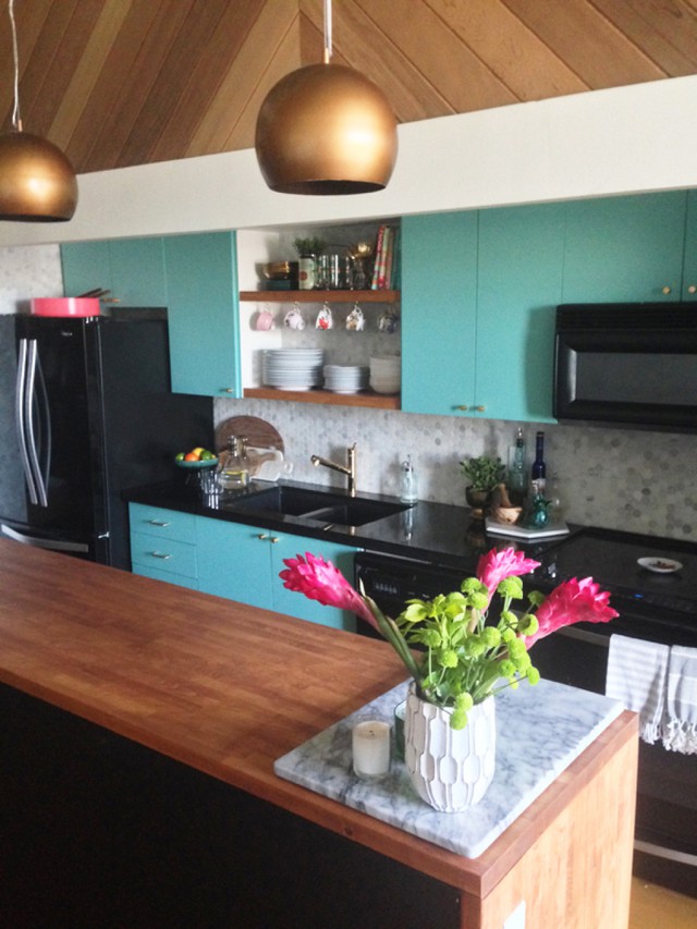 Chút màu xanh bạc hà tươi mát, đảo bếp bằng gỗ và những chiếc đèn treo màu đồng đã biến phòng bếp nhạt nhòa thành một phòng bếp có sức sống hơn rất nhiều.