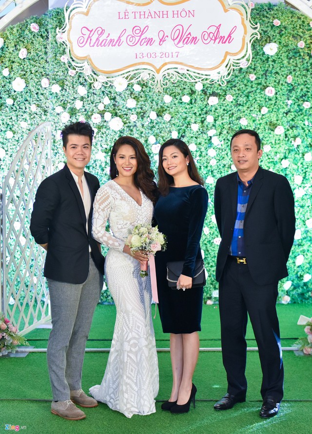
V&acirc;n Anh từng t&acirc;m sự d&ugrave; kh&ocirc;ng qua trường lớp đ&agrave;o tạo nhưng c&ocirc; rất y&ecirc;u th&iacute;ch điện ảnh. Đến nay, c&ocirc; tham gia khoảng 5 phim, trong đ&oacute; c&oacute; Hoa cỏ may 2, S&oacute;ng ngầm, M&aacute;y bay k&yacute; sự.
