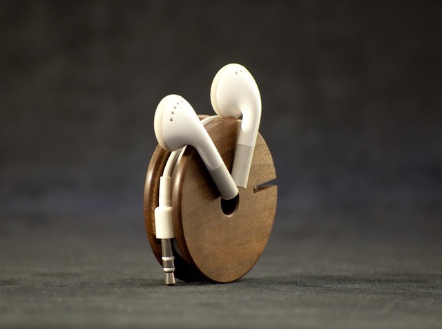 Một điều phiền phức mà mọi người sử dụng tai nghe nhạc hay gặp phải là chúng thường rối tung lên và tốn của bạn không ít thời gian để gỡ. Một thiết bị lưu giữ dây tai nghe nhạc được lấy cảm hứng từ chiếc yo yo quen thuộc có vẻ sẽ giúp ích cho bạn rất nhiều đó.