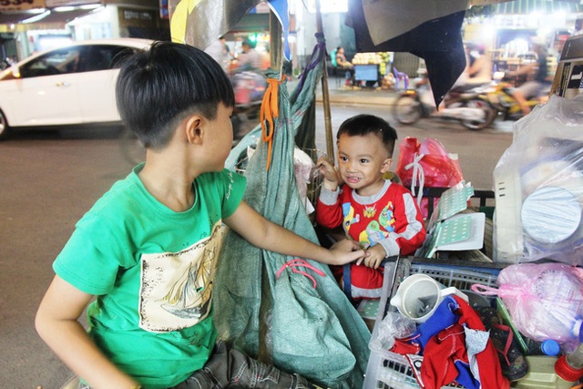 Thế Thịnh vui vẻ cười đ&ugrave;a c&ugrave;ng anh hai Bảo An