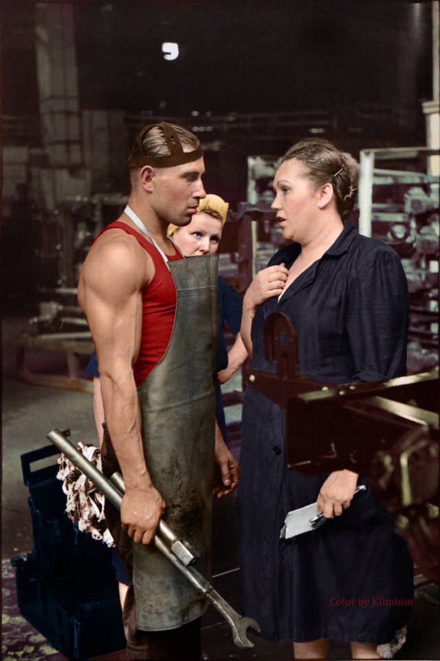 
Công nhân và nữ giám sát tại một nhà máy ôtô ở Moscow, Nga năm 1954.
