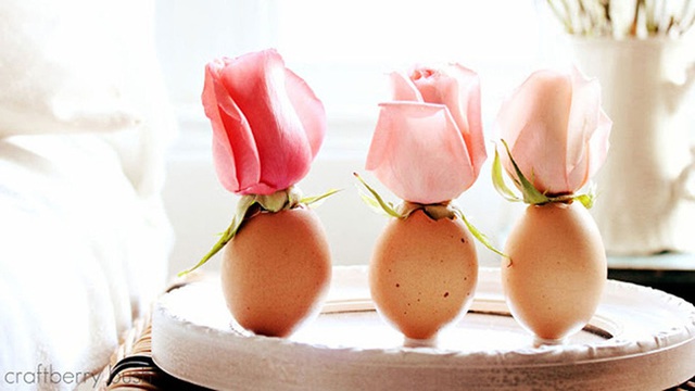 7. Giống như chậu trồng cây, bạn cũng có thể biến những chiếc vỏ trứng này thành những bình hoa tuyệt vời bằng cách gắn thêm đế băng dính xốp bên dưới, sau đó bỏ hoa vào (chú ý không chọn hoa quá to, vì có thể làm vỏ trứng bị nghiêng, đổ và vỡ).