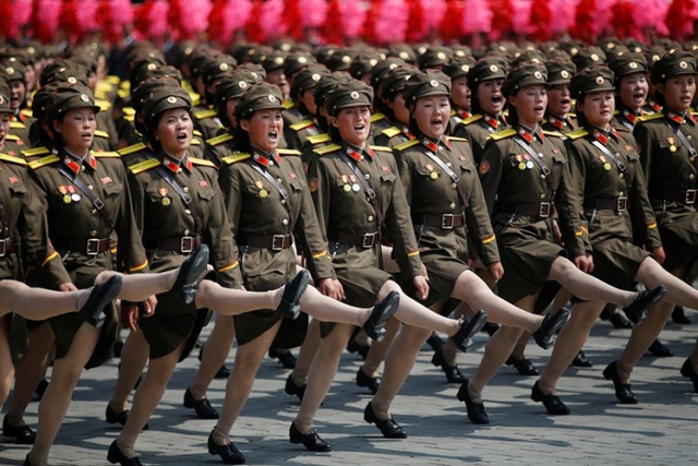 
Các nữ quân nhân Triều Tiên tham gia lễ duyệt binh. Ảnh: Reuters
