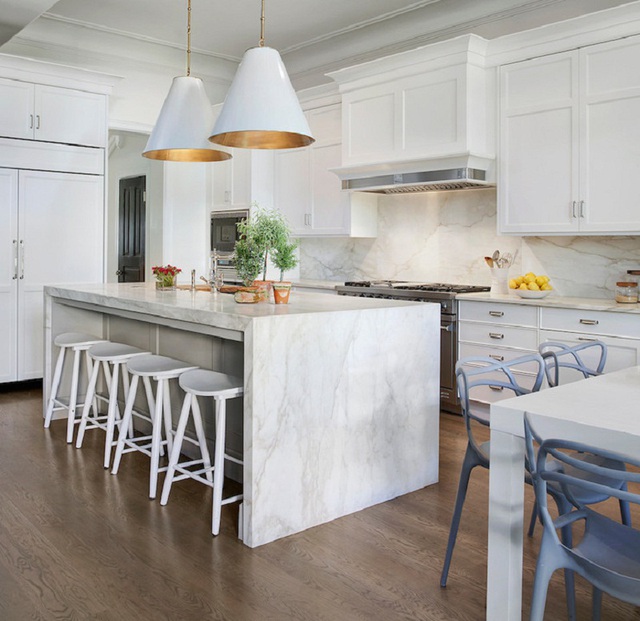Màu trắng giúp căn bếp mang vẻ tươi sáng, thoáng đãng kết hợp với sắc vàng kim loại khiến chúng càng hiện đại, sang trọng hơn.