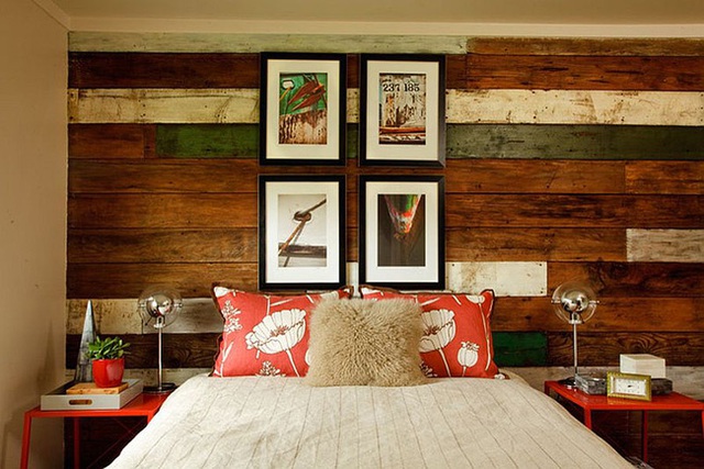Phòng ngủ phong cách biển với bức tường gỗ tái chế độc đáo.