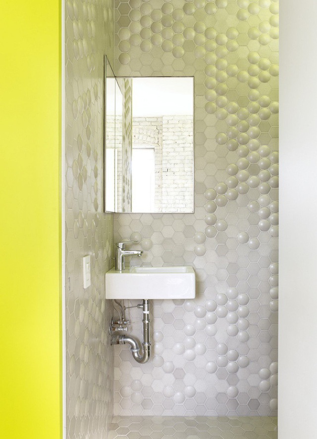Bên trong phòng tắm cũng được cấu trúc đơn giản với những vật dụng cần thiết. Bức tường có cấu trúc hoa văn nổi chìm bắt mắt chính là điểm nhấn.
