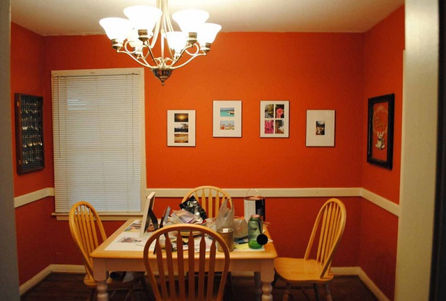 10. Thêm một thiết kế khác cho phòng ăn với tông màu cam trên tường bao quanh toàn bộ khu vực ăn uống.