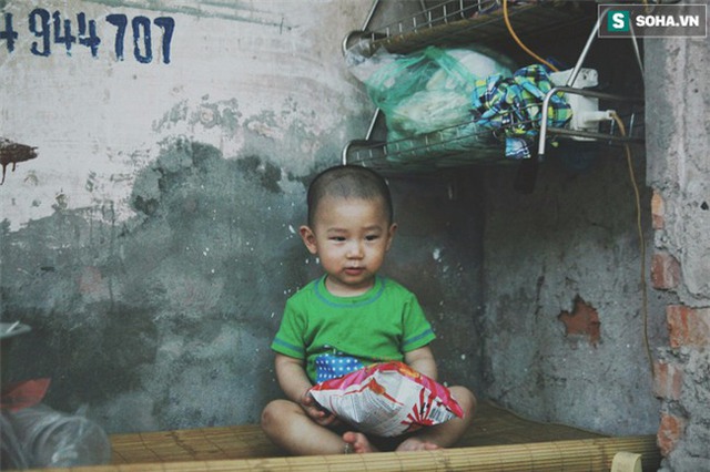 Đứa trẻ ngủ lề đường c&ugrave;ng bố mẹ mưu sinh mỗi ng&agrave;y g&acirc;y x&ocirc;n xao mạng x&atilde; hội Việt - Ảnh 10.