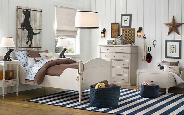 10. Phòng ngủ này kết hợp sự quyến rũ của nội thất ven biển với sự tĩnh lặng của đồ gỗ cổ điển. Màu xanh và màu be bóng tạo ra một không khí yên bình và ổn định.