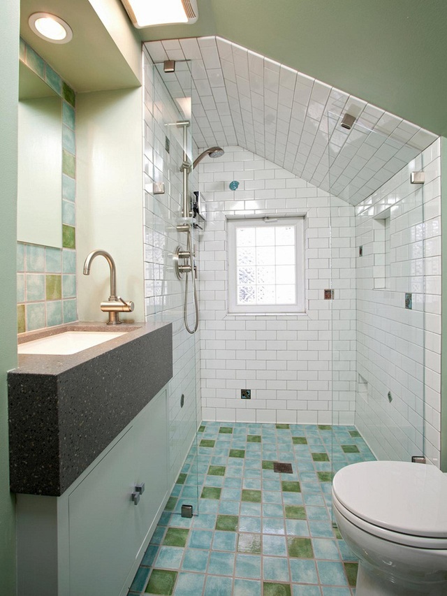 10. Với một không gian eo hẹp thế này việc thay thế bồn tắm bằng vòi sen đứng là một lựa chọn hoàn toàn đúng đắn.