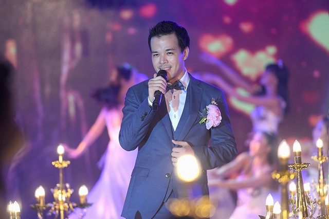 
Điểm nhấn đặc biệt của chương trình là màn biểu diễn của doanh nhân Việt Anh với ca khúc Điều gì đó dành tặng vợ. Đây là ca khúc gắn liền với những kỷ niệm ngọt ngào của cặp đôi.
