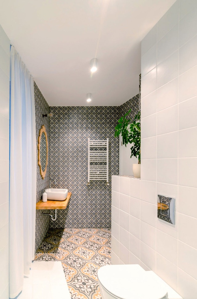 
Phòng tắm nổi bật nhờ gạch lát nhiều hoa văn hình thù bắt mắt. Kệ gỗ nổi bật hẳn lên giữa không gian phòng tắm.
