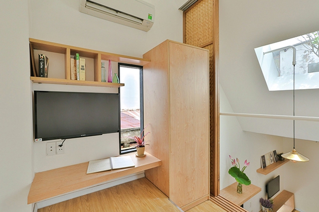 Phòng ngủ của bé được thiết kế tối giản với nội thất linh hoạt và ánh sáng được tận dụng tối đa.