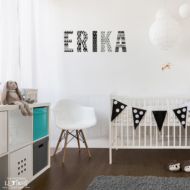 Để trang tr&iacute; một bức tường trắng b&oacute;ng, những chữ c&aacute;i đ&aacute;ng y&ecirc;u trang tr&iacute; tr&ecirc;n giường cũi l&agrave; &yacute; tưởng tuyệt vời.