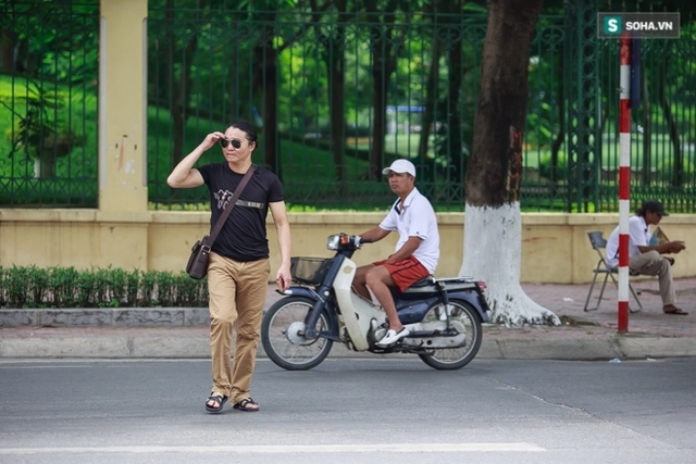 
Sắp xếp hành lý xong, Danh Thái nhanh nhẹn qua quán bia hơi mà anh mới mở. Điều kiện kinh tế khó khăn, Danh Thái từng làm đủ nghề để kiếm thêm thu nhập cho gia đình nhưng đều không thành công.
