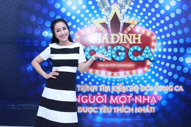 
Ngo&agrave;i vai tr&ograve; MC, Ốc Thanh V&acirc;n c&ograve;n được biết đến l&agrave; một diễn vi&ecirc;n truyền h&igrave;nh, diễn vi&ecirc;n kịch, điện ảnh, diễn vi&ecirc;n lồng tiếng nổi tiếng.&nbsp;MC sinh năm 1984 c&oacute; lối dẫn tự nhi&ecirc;n, gần gũi v&agrave; h&oacute;m hỉnh rất được l&ograve;ng kh&aacute;n giả với nhiều chương tr&igrave;nh như Bước nhảy ng&agrave;n c&acirc;n, Ch&aacute;u ơi ch&aacute;u &agrave;, Đấu trường tiếu l&acirc;m, Thần tượng tương lai&hellip;

