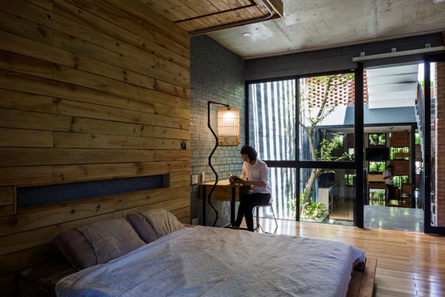 Không gian giường ngủ sử dụng nhiều vật liệu gỗ tạo cảm giác ấm áp cho căn phòng.