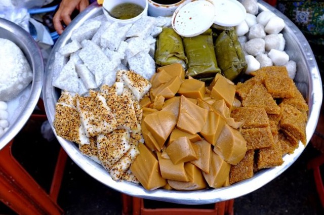 Món ăn vặt: Các món ăn vặt ở Myanmar thường được dùng kèm trà vào buổi sáng hoặc chiều. Vị ngọt của chúng không từ đường mà từ các nguyên liệu như cùi dừa, sữa dừa, bột gạo, bột nếp, bột sắn và trái cây. Ảnh: Asiadmc.