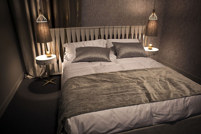 Phòng ngủ nhỏ xinh với những chiếc đèn chiếu sáng đáng yêu chiếu thẳng xuống 2 chiếc bàn nhỏ 2 bên đầu giường.