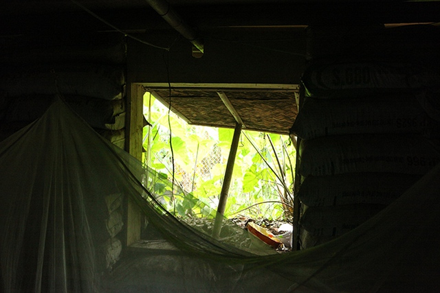 Căn nhà có những ô cửa sổ nhỏ hình vuông được che bằng tấm cót ép viền gỗ. “Sống trong ngôi nhà khá mát, không phải dùng điều hòa”, anh Chi nói.