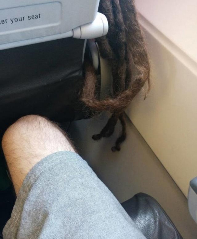 Làm sao mà dễ chịu được khi gặp cảnh này trên máy bay.